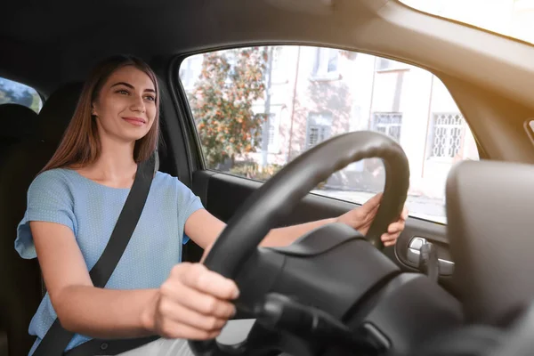 Giovane Donna Con Cintura Sicurezza Allacciata Sul Sedile Del Conducente — Foto Stock