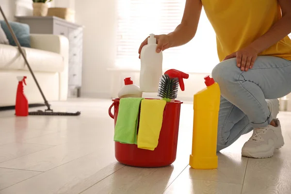 Woman Holding Bucket Cleaning Supplies Living Room Closeup — Stock Photo, Image