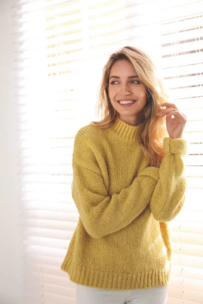 근처에서 노란색 스웨터를 아름다운 — 스톡 사진