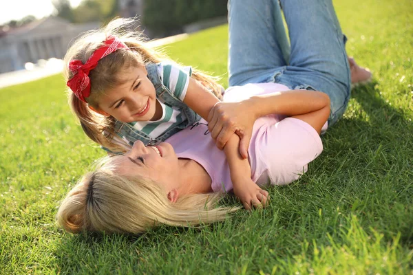 Glückliche Mutter Und Ihr Kind Haben Spaß Auf Grünem Gras — Stockfoto
