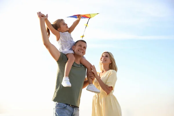 Gelukkige Ouders Met Hun Kind Spelen Met Vlieger Het Strand — Stockfoto
