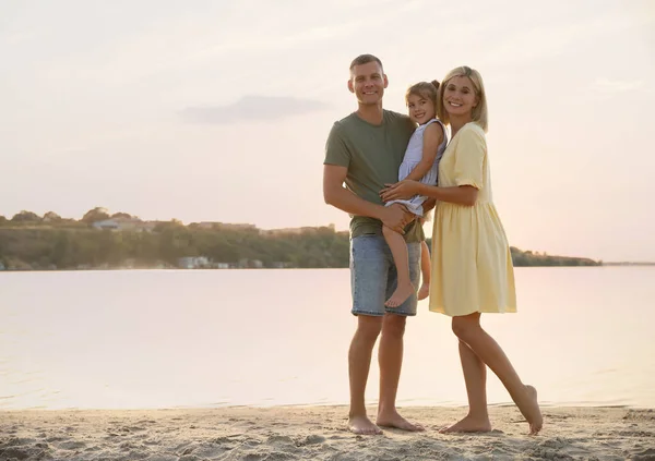 Parents Heureux Avec Leur Enfant Sur Plage Espace Pour Texte — Photo