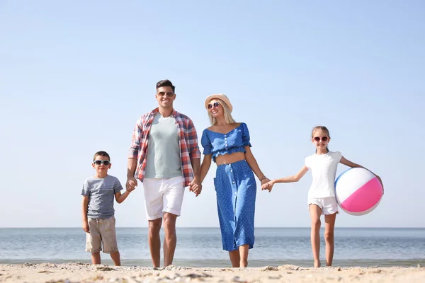 Mutlu Aile Güneşli Yaz Gününde Sahilde — Stok fotoğraf