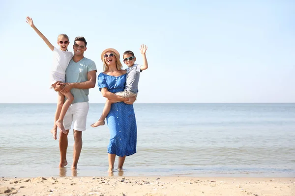 Mutlu Aile Güneşli Yaz Gününde Sahilde — Stok fotoğraf
