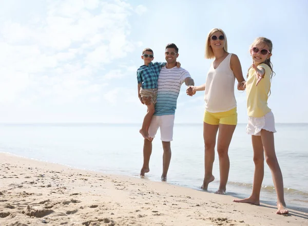 Familia Feliz Playa Soleado Día Verano —  Fotos de Stock