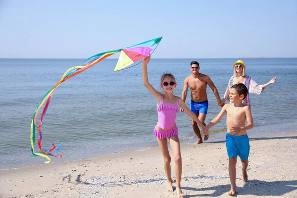 Família Feliz Com Pipa Praia Dia Ensolarado — Fotografia de Stock