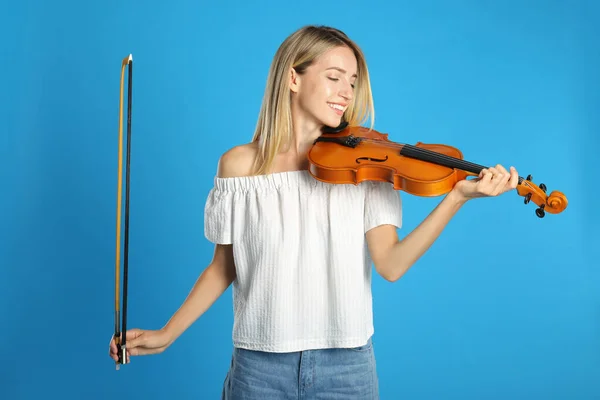Mulher Bonita Com Violino Fundo Azul — Fotografia de Stock