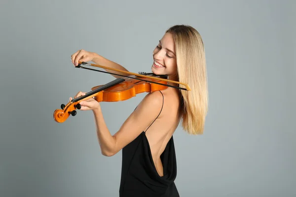 Mulher Bonita Tocando Violino Fundo Cinza — Fotografia de Stock