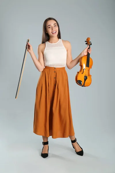 Mulher Bonita Com Violino Fundo Cinza — Fotografia de Stock