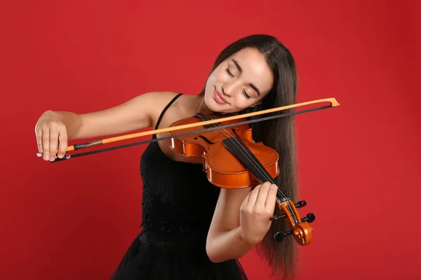 Mulher Bonita Tocando Violino Fundo Vermelho — Fotografia de Stock