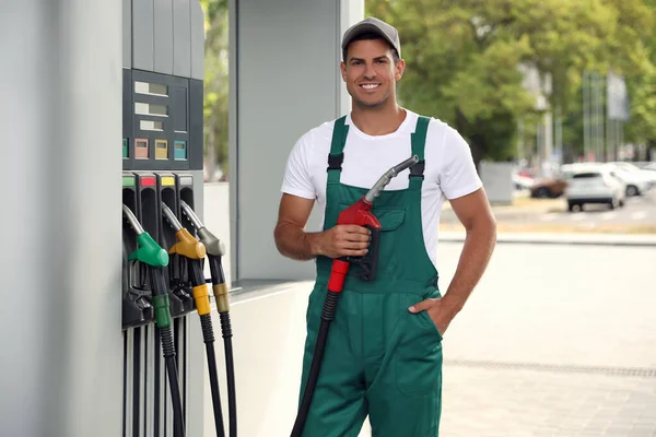 Werknemer Met Benzinepomp Mondstuk Bij Modern Tankstation — Stockfoto