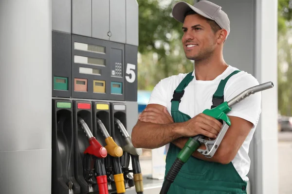 Pracownik Dyszą Pompy Paliwa Nowoczesnej Stacji Benzynowej — Zdjęcie stockowe