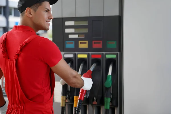 Werknemer Neemt Benzinepomp Mondstuk Bij Modern Tankstation — Stockfoto