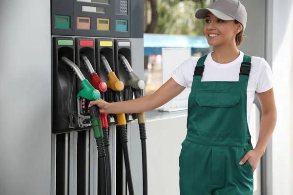 Werknemer Neemt Benzinepomp Mondstuk Bij Modern Tankstation — Stockfoto