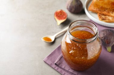 Gri masada nefis incir reçeli, yakın plan. Metin için boşluk