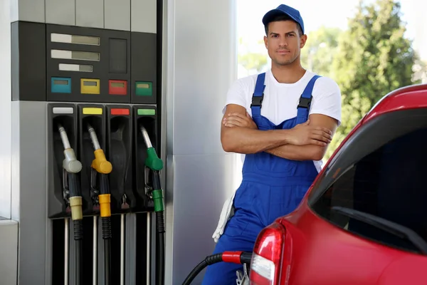 Vehículo Repostaje Trabajadores Gasolinera Moderna — Foto de Stock