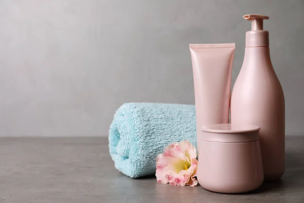 Verschillende Haarproducten Handdoek Bloem Grijze Tafel Ruimte Voor Tekst — Stockfoto