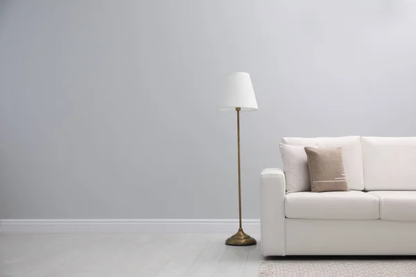 Chambre Simple Intérieur Avec Canapé Blanc Confortable Espace Pour Texte — Photo