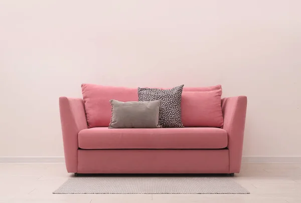 Eenvoudige Kamer Interieur Met Comfortabele Roze Bank Ruimte Voor Tekst — Stockfoto