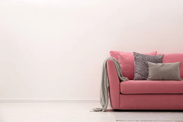 Sofá Rosa Confortável Perto Parede Branca Dentro Casa Espaço Para — Fotografia de Stock