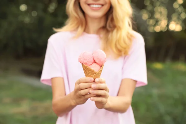 Felice Giovane Donna Con Delizioso Gelato Waffle Cono All Aperto — Foto Stock