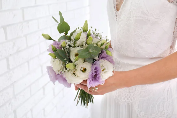Mariée Tenant Beau Bouquet Avec Des Fleurs Eustoma Près Mur — Photo