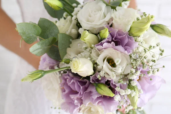 Sposa Tenendo Bel Mazzo Con Fiori Eustoma Primo Piano — Foto Stock