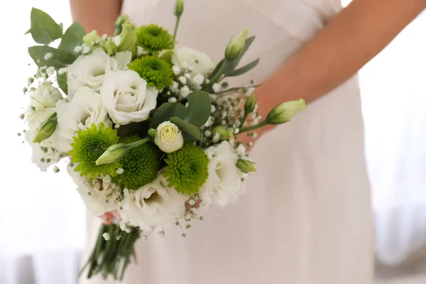 Novia Sosteniendo Hermoso Ramo Con Flores Eustoma Interior Primer Plano — Foto de Stock