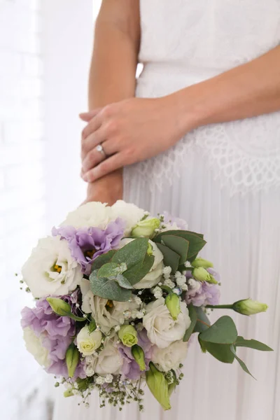 Menyasszony Kezében Gyönyörű Csokor Eustoma Virágok Beltéri Közelkép — Stock Fotó