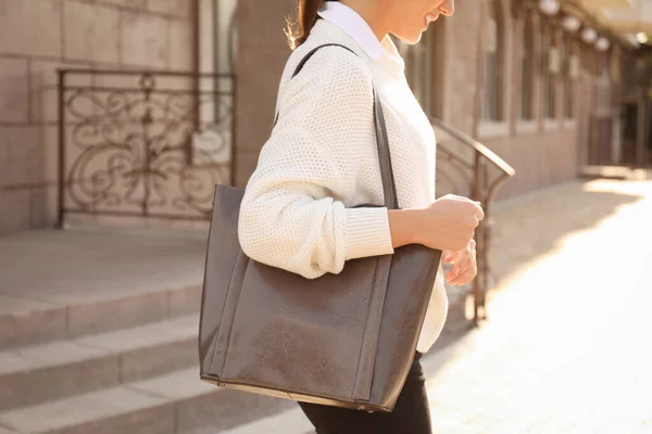 Vrouw Met Stijlvolle Shopper Tas Buiten Close — Stockfoto