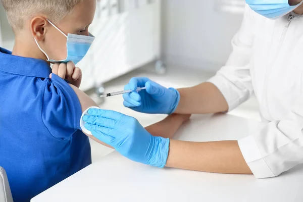 Médecin Vaccinant Petit Garçon Hôpital Soins Santé — Photo