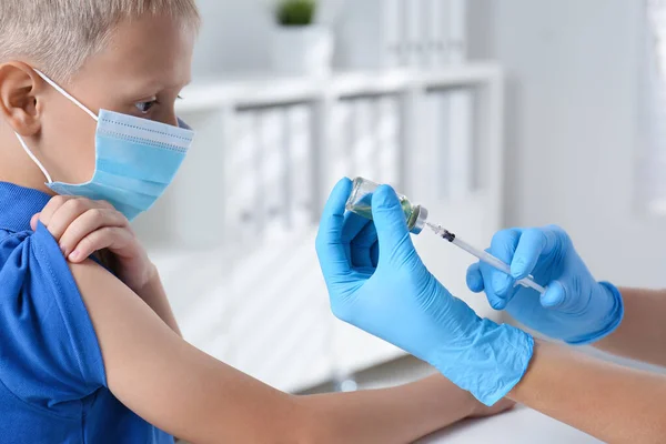 Lekarz Napełniający Strzykawkę Szczepionką Dla Małego Chłopca Szpitalu — Zdjęcie stockowe