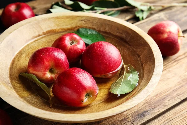 Pommes Rouges Mûres Dans Bol Eau Sur Une Table Bois — Photo