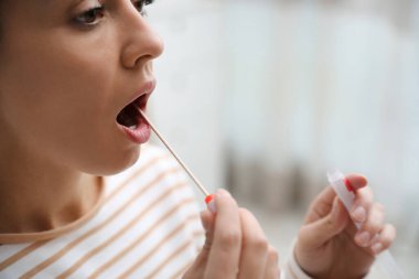 DNA testi için örnek alan kadın, yakın plan.
