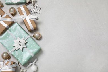 Açık arkaplanda renkli Noel hediye kutularının düz kompozisyonu vardı. Metin için boşluk