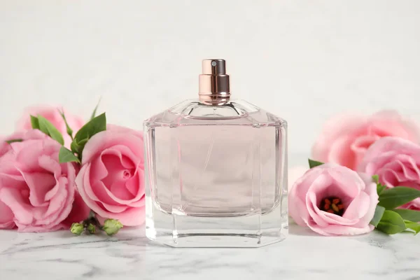 Fles Parfum Mooie Bloemen Witte Marmeren Tafel — Stockfoto