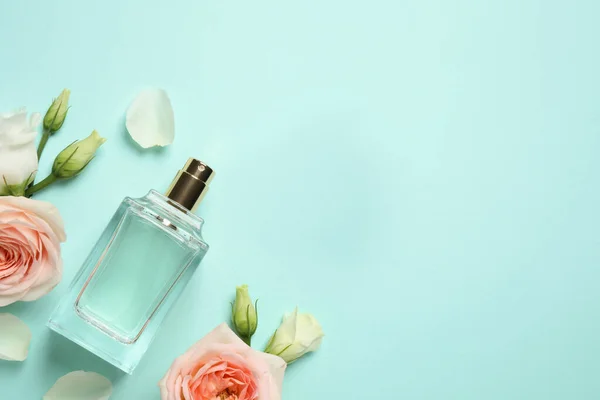 Composizione Flat Lay Con Bottiglia Profumo Fiori Sfondo Ciano Spazio — Foto Stock