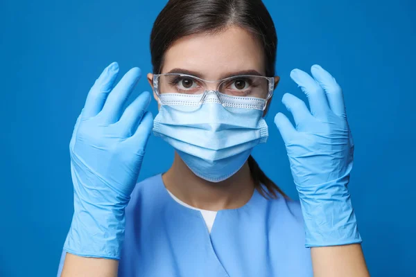 Médico Máscara Protectora Guantes Médicos Gafas Contra Fondo Azul —  Fotos de Stock