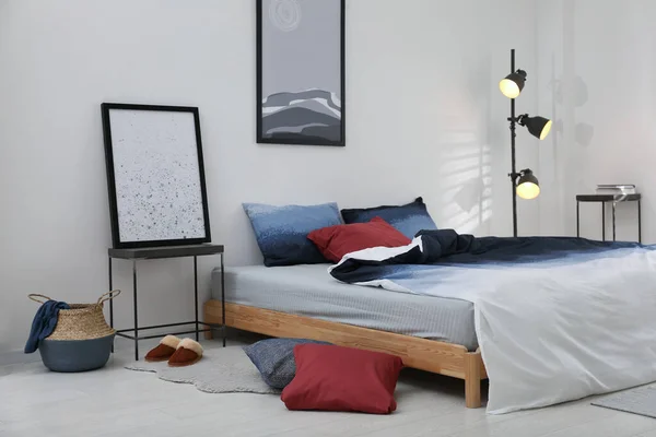 舒适的床 房间里有时髦的亚麻布 — 图库照片