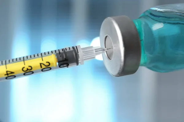 用药瓶在模糊的背景下给注射器充填药物 疫苗和免疫接种 — 图库照片