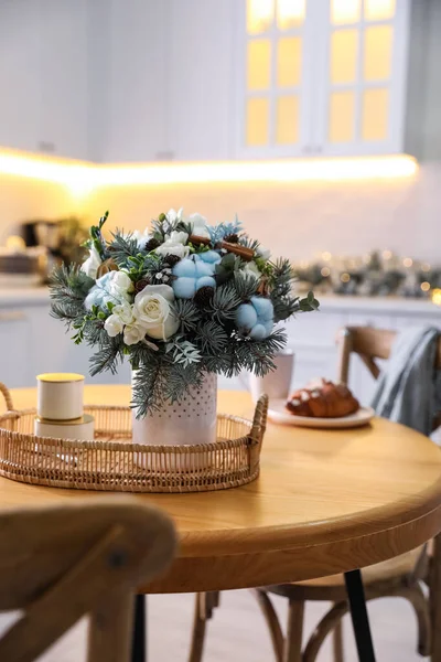 キッチンの木製テーブルの上の美しい冬の花束 — ストック写真