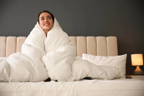 Όμορφη Νεαρή Γυναίκα Τυλιγμένη Απαλή Κουβέρτα Χαλαρώνοντας Στο Κρεβάτι Στο — Φωτογραφία Αρχείου