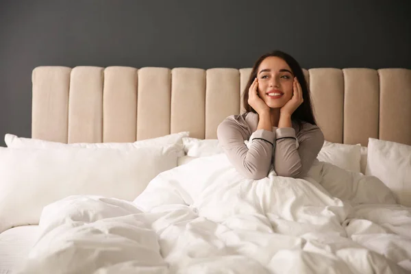 Красивая Молодая Женщина Завернутая Мягкое Одеяло Расслабляется Кровати Дома — стоковое фото