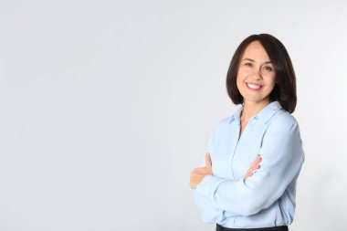 Beyaz arka planda olgun bir iş kadınının portresi. Metin için boşluk