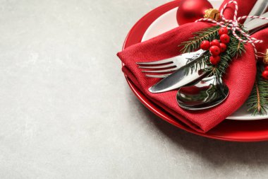 Açık gri arka planda güzel bir Noel masası. Metin için boşluk