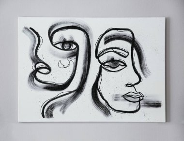 Gri duvarda asılı yaratıcı bir resim. İç dekorasyon