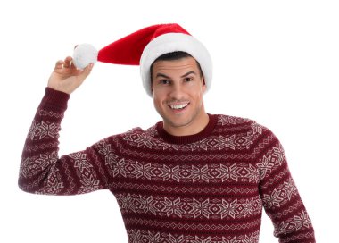 Duygusal yakışıklı adam beyaz arka planda Noel Baba şapkası takıyor.
