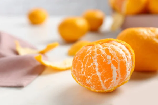 白いテーブルの上に新鮮なみかん 柑橘類 — ストック写真