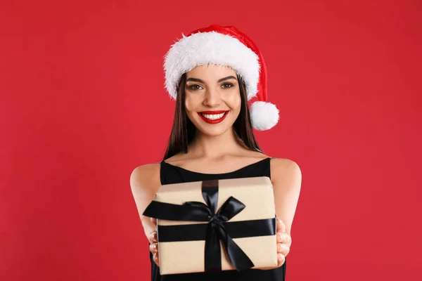 Mujer Vestido Negro Sombrero Santa Celebración Regalo Navidad Sobre Fondo — Foto de Stock