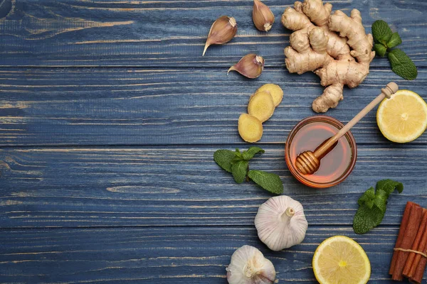 Düz kompozisyon ve mavi ahşap masa üzerinde taze ürünler, metin için boşluk. Doğal antibiyotikler.